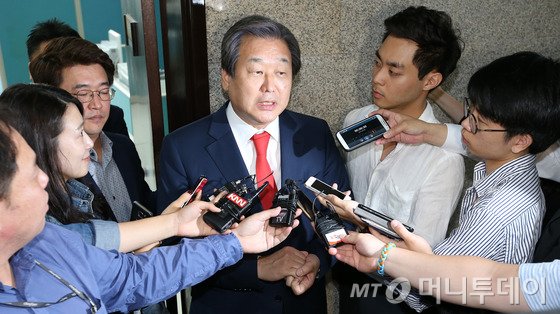 새누리당 김무성 대표가 30일 오전 서울 여의도 국회에서 최고중진연석회의를 마친 뒤 취재진의 질문에 답하고 있다./사진=뉴스1