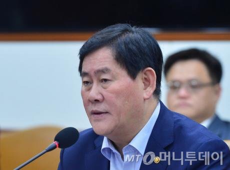 최경환 경제부총리 겸 기획재정부 장관이 24일 오후 서울 종로구 세종로 정부서울청사에서 열린 대외경제장관회의에 참석하고 있다. /사진=뉴스1