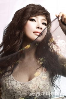 지난해 8집 녹음 전, 성대에 용종이 생긴 웅산은 이 때문에 음악을 바라보는 시각이 바뀌었다고 했다. 재즈가 극복하는 음악이 아니라 동행하는 음악이라는 것이다. /사진제공=포니캐넌