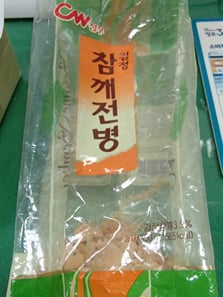 김속이물이 검출된 신흥식품 '검정참깨전병' / 사진제공=식품의약품안전처