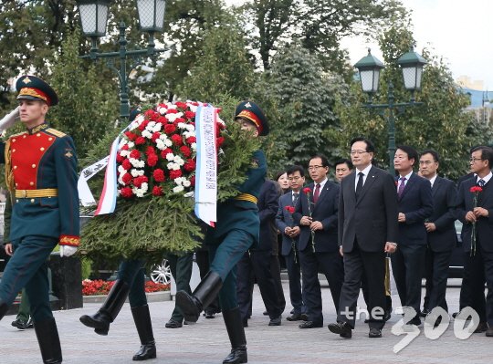 정의화 국회의장 일행이 30일(현지시간) 러시아 모스크바에서 무명용사의 묘에 참배하고 있다./국회대변인실 제공