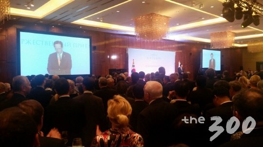 정의화 국회의장이 30일(현지시간) 러시아 모스크바 롯데호텔서 열린 한러 수교 25주년 기념 리셉션에서 축사하고 있다./국회대변인실 제공