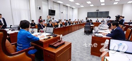 17일 오후 서울 강남구의 부동산 밀집 상가에 매물을 알리는 전단이 붙어있다. 서울부동산정보광장의 아파트 전월세 거래량 자료를 보면 이달 전월세 거래량은 총 6348건이다. 이 중 월세거래는 2301건이다. 임대차 거래 중 월세가 차지한 비중이 36.2%에 달한다. 2015.9.17/뉴스1  <저작권자 © 뉴스1코리아, 무단전재 및 재배포 금지>