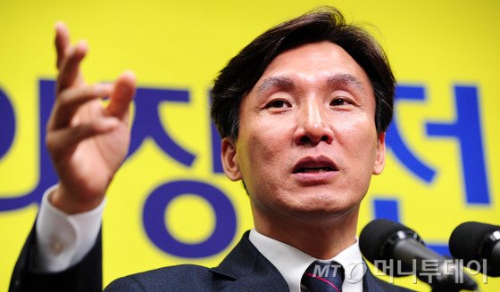 김민석 민주당 의장이 1일 오전 전북 전주시 전라북도이회 브리핑룸에서 민주당 정권교체 수임기구인 '새로운 시작위원회'의 활동 및 야권 재창조 구상에 대한 기자회견을 갖고 있다.2015.10.1/뉴스1 <저작권자 © 뉴스1코리아, 무단전재 및 재배포 금지>