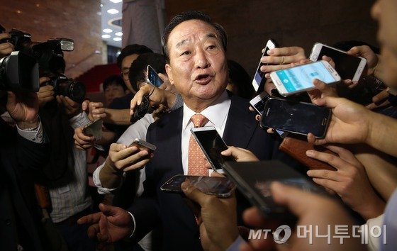 '친박계 맏형' 새누리당 서청원 최고위원이 1일 서울 여의도 국회에서 열린 최고위원회의를 마친 뒤 본청을 떠나며 취재진의 질문에 답하고 있다. 서 최고위원은 김무성 대표가 불참한 이날 최고위에서 여야 대표의 '안심번호 국민공천제' 합의에 대해 "야당과 누가 사전에 의제를 조율했는지 책임져야 한다. 엉터리(협상이었다)"라며 김 대표에게 직격탄을 날렸다. 2015.10.1/뉴스1  <저작권자 © 뉴스1코리아, 무단전재 및 재배포 금지>