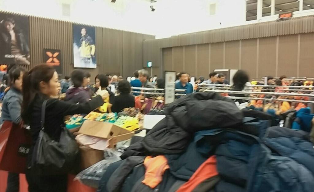 코리아 블랙프라이데이 첫날인 1일 신세계백화점 10층 행사장. 아웃도어를 저렴하게 구매하려는 이들로 붐비고 있다.