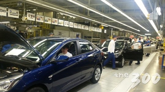 러시아 상트페테르부르크 현대차 공장에서 직원들이 자동차를 조립하고 있다./국회대변인실 제공