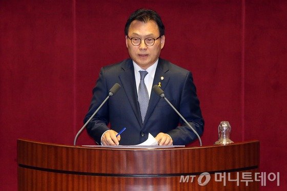 새정치민주연합 박광온 의원이 15일 서울 여의도 국회 본회의장에서 열린 경제분야 대정부질문에서 질의하고 있다. 2015.4.15/뉴스1 <저작권자 © 뉴스1코리아, 무단전재 및 재배포 금지>