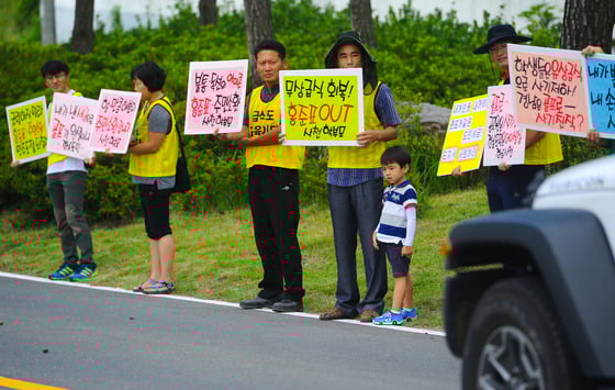 5일 오전 경남 창녕군의 한 골프장 앞에서 ‘친환경무상급식지키기운동본부’원들이 홍준표 경남도지사배 공무원 골프대회를 규탄하며 집회를 열고 있다.이날 집회에서 본부원들은 골프장 입구에서 홍준표 도지사의 사퇴와 무상급식을 촉구했다./사진=뉴스1