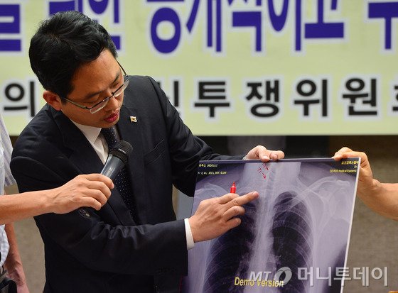 최대집 의료혁신투쟁위원회 공동대표가 8월 10일 오전 서울 중구 프레스센터에서 열린 '박원순 서울시장 아들 박주신 씨의 병역 비리 의혹 해결을 위한 의학적 검사 촉구 기자회견'에서 박주신 씨의 요추부 MRI 사진에 대한 소견을 밝히고 있다. /사진=뉴스1