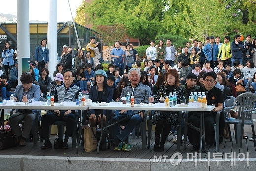 제8회 머니투데이대학가요제 심사위원들의 모습. 왼쪽부터 민문호 M터치 자문위원, 김태식 M터치 자문위원장(한국유나이티드제약 전무), 안외선 M터치 자문위원, 정현식 M터치 회장(맘스터치 대표), 박지희 심사위원장(가수), 문병환 머니투데이 중소기업센터장/사진=중기협력팀