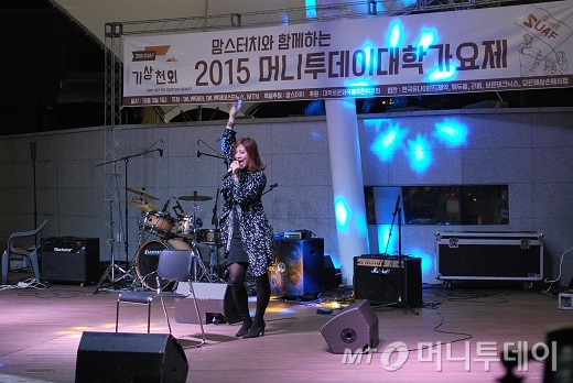 박지희(가수) 심사위원장이 축하공연으로 'It's raining men'을 열창하면서 섹시 댄스를 선보이고 있다/사진=중기협력팀