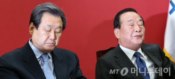 새누리당 김무성 대표가 5일 오전 서울 여의도 국회에서 열린 최고위원회의에서 생각에 잠겨 있다.  이날 회의에서 김 대표와 친박(親朴)계 좌장인 새누리당 서청원 최고위원은 공천룰 논란과 관련해 설전을 벌였다. 2015.10.5/뉴스1  <저작권자 © 뉴스1코리아, 무단전재 및 재배포 금지>