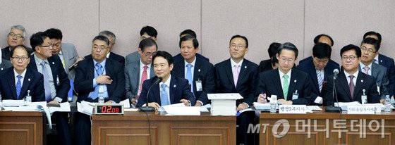 남경필 경기도지사가 5일 오전 경기도 수원시 팔달구 경기도청에서 열린 국토교통위원회 경기도청에 대한 국정감사에서 질의에 답하고 있다. 2015.10.5/뉴스1  <저작권자 © 뉴스1코리아, 무단전재 및 재배포 금지>