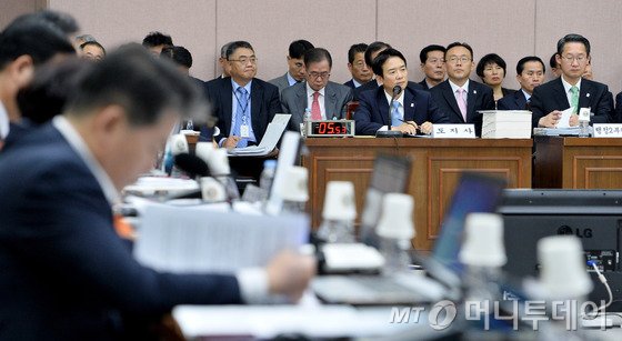 남경필 경기도지사가 5일 오전 경기도 수원시 팔달구 경기도청에서 열린 국토교통위원회 경기도청에 대한 국정감사에서 의원의 질의를 듣고 있다. 2015.10.5/뉴스1  <저작권자 © 뉴스1코리아, 무단전재 및 재배포 금지>