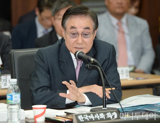 5일 오전 경기도 과천시 한국마사회에서 열린 국회 농림축산식품해양수산위원회의 한국마사회 국정감사에서 현명관 회장이 의원들 질의에 답변하고 있다. /사진=뉴스1