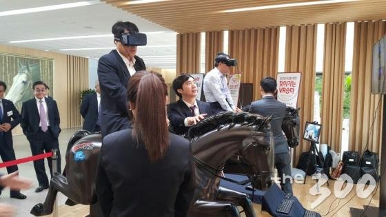 5일 한국마사회 국정감사가 열린 본관 로비에 준비된 승마체험기구/ 사진=박다해 기자