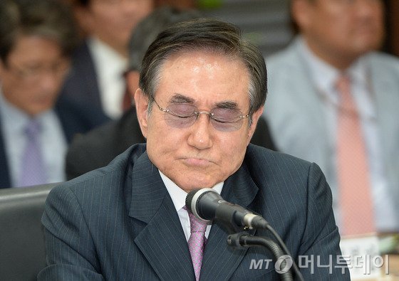 5일 오전 경기도 과천시 한국마사회에서 열린 국회 농림축산식품해양수산위원회의 한국마사회 국정감사에서 현명관 회장이 김승남 새정치민주연합 의원의 렛츠런재단 낙하산 인사논란 질의에 난감한 표정을 짓고 있다. /사진=뉴스1