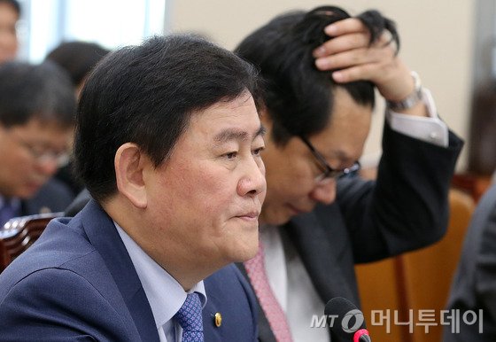 최경환 경제부총리 겸 기획재정부 장관이 5일 서울 여의도 국회에서 열린 기획재정위원회 종합 국정감사에서 의원들의 질의를 듣고 있다. 사진=뉴스1