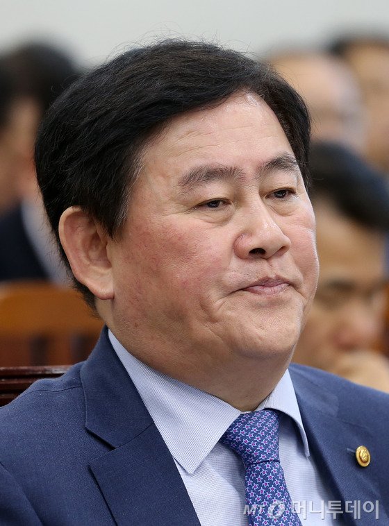 최경환 경제부총리 겸 기획재정부 장관이 5일 서울 여의도 국회에서 열린 기획재정위원회 종합 국정감사에서 의원들의 질의를 듣고 있다. /사진=뉴스1