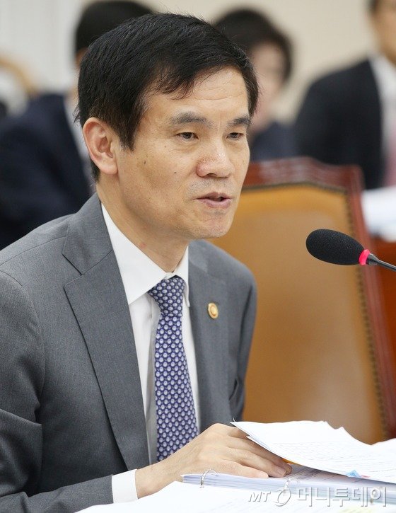 이성보 국민권익위원장이 18일 서울 여의도 국회에서 열린 정무위원회의 국민권익위원회 등에 대한 국정감사에서 의원들의 질의에 답하고 있다. 2015.9.18/뉴스1 <저작권자 © 뉴스1코리아, 무단전재 및 재배포 금지>