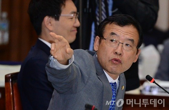 5일 서울 서초구 서울고등법원에서 열린 국회 법제사법위원회의 서울고등법원과 서울중앙지방법원 등에 대한 국정감사에서 임내현 새정치민주연합 의원이 질의 하고 있다./사진=뉴스1