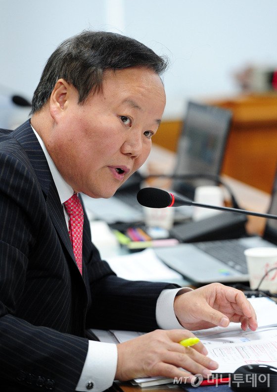 김재원 새누리당 의원이 5일 오전 전북 전주시 덕진구 국민연금공단에서 열린 2015 보건복지위원회 국민연금관리공단 국정감사에서 최광 이사장을 위증죄로 고발하겠다는 이야기를 하고 있다.2015.10.5/뉴스1 <저작권자 © 뉴스1코리아, 무단전재 및 재배포 금지>