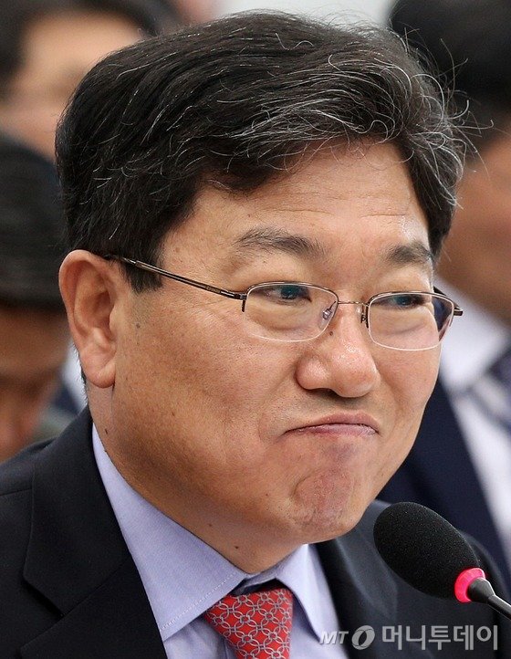 윤상직 산업통상자원부 장관이 6일 국회 산업통상자원위원회 국정감사에서 의원질의를 듣고 있다. /사진=뉴스1<br>