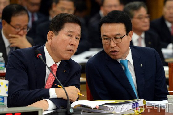 최원병 농업협동조합중앙회장(왼쪽)과 이상욱 농업경제대표이사가 6일 오전 서울 중구 충정로 농협중앙회에서 열린 국회 농림축산식품해양수산위원회의 농업협동조합중앙회, 농협금융지주에 대한 국정감사에 출석해 대화하고 있다. /사진=뉴스1