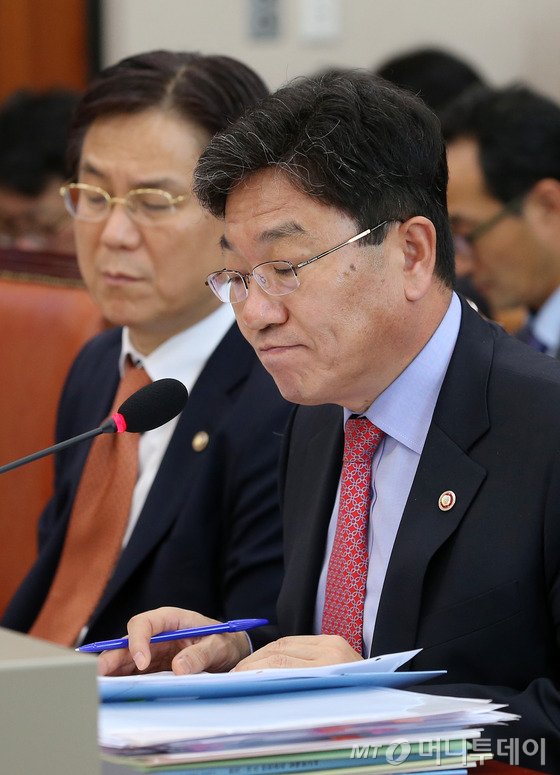 윤상직 산업통상자원부 장관이 6일 국회 산업통상자원위원회 국정감사에서 의원들의 질의를 들으며 생각에 잠겨 있다./사진=뉴스1