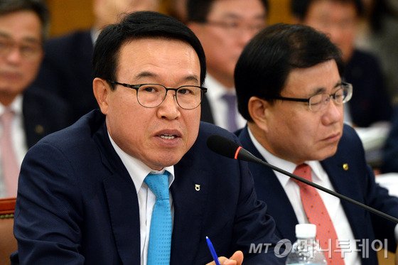 이상욱 농업경제대표이사가 6일 오전 서울 중구 충정로 농협중앙회에서 열린 국회 농림축산식품해양수산위원회의 농업협동조합중앙회, 농협금융지주에 대한 국정감사에 출석해 의원들의 질의에 답하고 있다. /사진=뉴스1