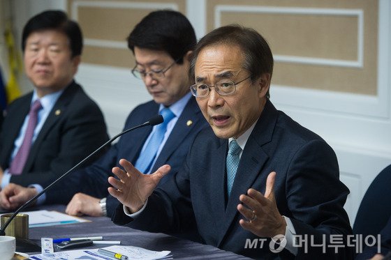 김준경 한국개발연구원(KDI) 원장이 26일 서울 여의도 국회 귀빈식당에서 열린 경제정책포럼에서 '지속가능한 성장을 위한 정책과제'를 주제로 기조강연을 하고 있다. 2015.2.26/뉴스1 <저작권자 © 뉴스1코리아, 무단전재 및 재배포 금지>