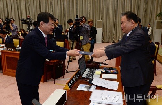 김진태 검찰총장이 6일 오전 서울 서초구 대검찰청에서 열린 국회 법제사법위원회의 대검찰청에 대한 국정감사에서 선서문을 이상민 위원장에게 전달하고 있다. /사진=뉴스1