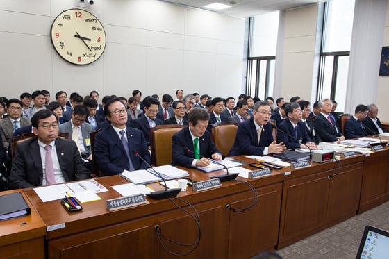 최성준 방송통신위원회 위원장이 지난 6일 서울 여의도 국회에서 열린 국회 미래창조과학방송통신위원회의 방송통신위원회 등에 대한 국정감사에 출석해 의원들의 질의에 답변하고 있다. /사진제공=뉴스1