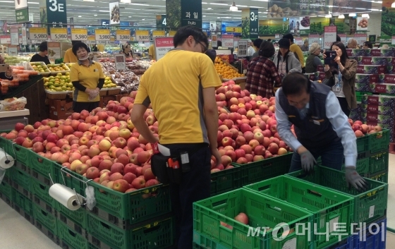 서울 성동구 성수동 이마트에서 박원순 서울시장이 사과를 박스에서 옮겨 담고 있다. /사진=남형도 기자