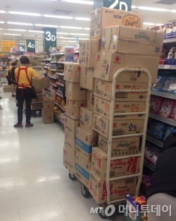 진열대 앞에 놓인 카트의 과자박스들. 직원 2명이서 정리하는 것을 볼 수 있었다./사진=남형도 기자