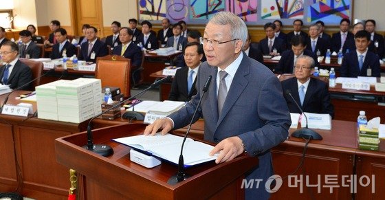 양승태 대법원장이 7일 오전 서울 서초동 대법원에서 열린 국회 법제사법위원회 대법원과 법원행정처 등에 대한 국정감사에서 인사말을 하고 있다./사진=뉴스1