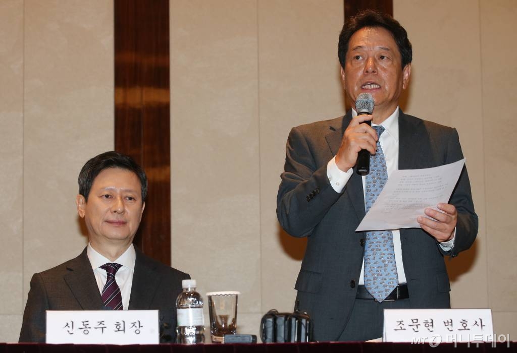 동생 신동빈 롯데그룹 회장과 경영권 분쟁을 벌이고 있는 신동주 전 롯데홀딩스 부회장이 8일 오전 서울 중구 소공동 웨스틴 조선호텔에서 긴급 기자회견을 개최, 법률대리인이 취재진의 질문에 답하고 있다.