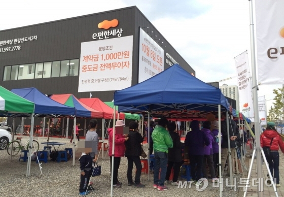 경기도 김포시 장기동 e편한세상 한강신도시2차 모델하우스 앞. 떴다방 관계자들이 한 줄로 서서 방문객들을 기다리고 있다. /사진=배규민 기자