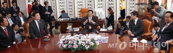 정의화 국회의장이 12일 오전 법정시한을 앞두고 있는 선거구 획정을 논의하려고 여야 원내지도부 만남을 주선해 이야기하고 있다. 왼쪽부터 새누리당 이학재 정치개혁특위 간사, 원유철 원내대표, , 정 의장, 새정치민주연합 이종걸 원내대표, 이병석 정치개혁특위 위원장.2015.10.12/뉴스1  <저작권자 © 뉴스1코리아, 무단전재 및 재배포 금지>