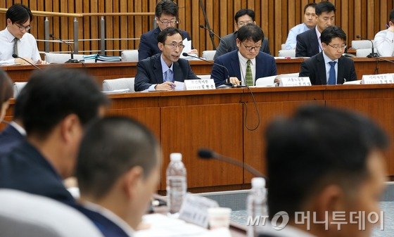 23일 서울 여의도 국회에서 열린 공적연금강화와 노후빈곤해소를 위한 사회적기구 제2차 전체회의에서 보건복지부 김현준 연금정책국장이 업무보고를 하고 있다. 공적연금사회적기구는 이 자리에서 보건복지부와 고용노동부로부터 첫 업무보고를 받고 '국민연금 명목소득대체율 50%로 인상' 문제를 비롯한 노후소득보장 강화 방안 마련에 착수한다. 2015.9.23/뉴스1 <저작권자 © 뉴스1코리아, 무단전재 및 재배포 금지>