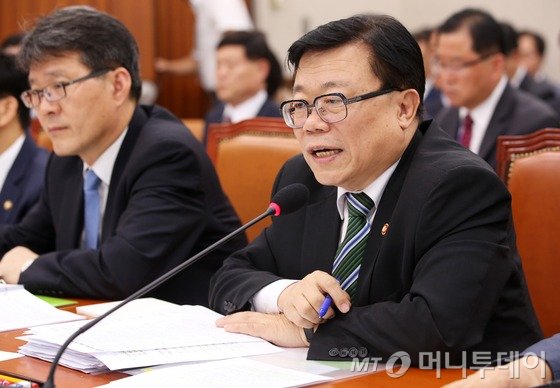 이동필 농림축산식품부 장관이 8일 서울 여의도 국회에서 열린 농림축산식품해양수산위원회의 농림축산식품부에 대한 국정감사에서 의원들의 질의에 답하고 있다. /사진=뉴스1