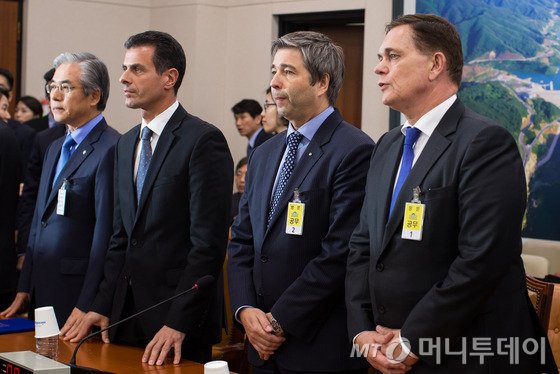 토마스 쿨 폭스바겐코리아 사장(오른쪽 두번째)을 비롯한 유럽차업계 대표들이 8일 서울 여의도 국회에서 열린 국회 국토교통위원회의 종합감사에 증인으로 출석하고 있다. 이날 국토위 국감장에는 최근 논란이 되고 있는 배출가스 및 연비 조작 문제에 대한 질의응답을 위해 (왼쪽부터)김효준 BMW코리아 사장, 디미트리스 실라키스 벤츠코리아 사장, 토마스 쿨 폭스바겐코리아 사장, 요하네스 타머 아우디폭스바겐 코리아 사장이 출석했다. 2015.10.8/뉴스1  <저작권자 © 뉴스1코리아, 무단전재 및 재배포 금지>