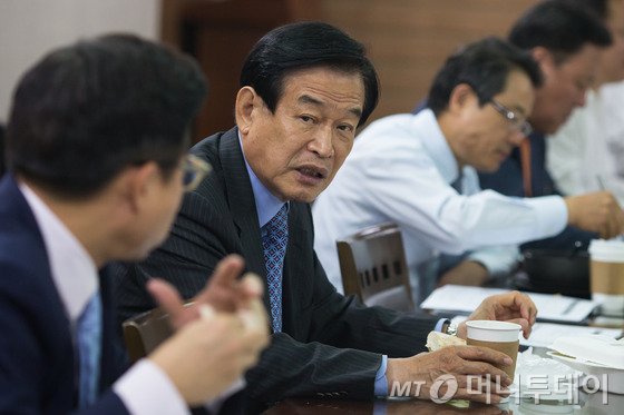 서상기 새누리당 핀테크 특별위원장이 지난달 17일 서울 여의도 국회 의원회관 의원식당에서 열린 인터넷뱅크 추진방안 간담회에서 참석자들과 대화를 나누고 있다. 2015.9.17/사진=뉴스1