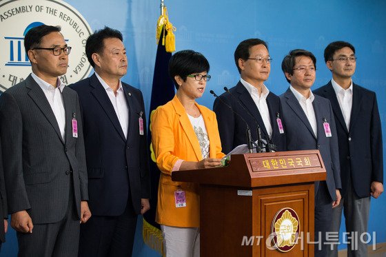 김금옥 선거구획정위원회 위원과 김대년 위원장을 비롯한 위원들이 13일 서울 여의도 국회 정론관에서 법정기한인 10월13일까지 선거구획정안을 제출하겠다는 성명서를 발표하고 정치개혁특위의 의원정수, 지역구와 비례대표 의석비율, 선거구획정기준 마련을 촉구하고 있다. 2015.8.13/뉴스1  <저작권자 © 뉴스1코리아, 무단전재 및 재배포 금지>