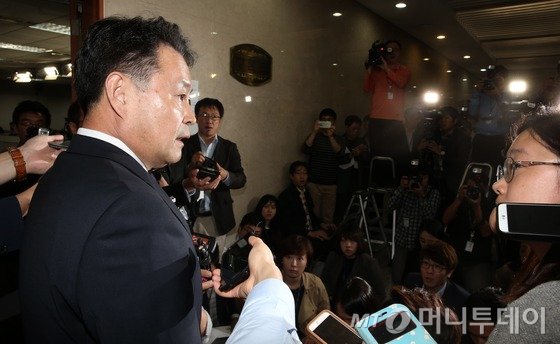 중앙선거관리위 산하 국회의원 선거구획정위원회 김대년 위원장이 13일 서울 여의도 국회 정론관에서 열린 기자회견에서 합의안 도출 실패와 관련한 대국민 사과문을 발표한 뒤 취재진의 질문에 답하고 있다. 헌정 사상 최초로 독립기구로 설치된 획정위는 지역구 및 비례대표 의석수를 놓고 갑론을박을 벌인 끝에 내년 4월 총선에 적용할 선거구 획정안을 선거법에 따른 기한(총선 6개월 전)인 13일까지 국회에 제출하지 못하게 됐다. 2015.10.13/뉴스1  <저작권자 © 뉴스1코리아, 무단전재 및 재배포 금지>