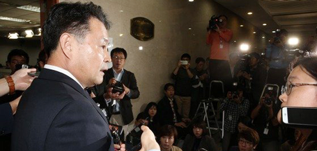 14일 오후 경기도 과천 중앙선거관리위원회 위원회의실에서 전체회의가 열렸다. 이날 회의에서는 최경환 경제부총리 겸 기획재정부 장관과 정종섭 행정자치부 장관의 공직선거법 위반 여부를 최종 판단한다. 2015.9.14/뉴스1