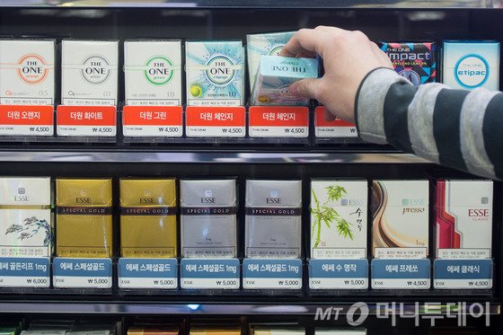 사진은 3월29일 서울시내 한 편의점에 진열된 담배 모습. 사진=뉴스1.