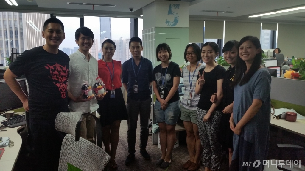 인턴 마지막 날 조원들과 함께 찍은 사진. 나를 비롯한 3명만 남성이고 나머지는 여성이다. 텐센트는 여성의 비율이 매우 높다.
