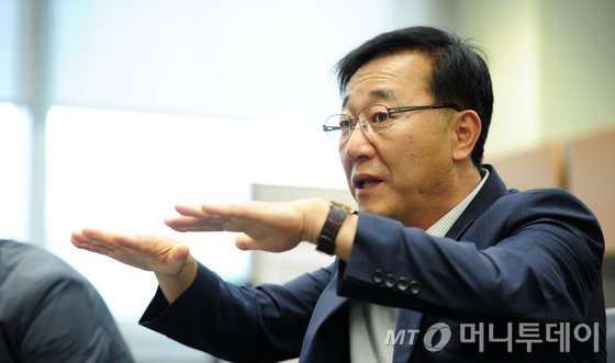 김윤덕 새정치민주연합 의원이 24일 오전 전북 전주시 전라북도의회 기자실에서 선거구획정관련 간담회를 갖고 있다.2015.9.24/뉴스1  <저작권자 © 뉴스1코리아, 무단전재 및 재배포 금지>